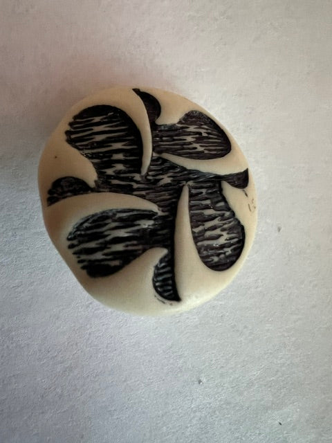Vintage 1970s-80s Cream & Navy Carved Leaf Shank Buttons - Lot of 15 (1 inch)