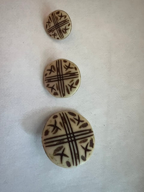 Vintage Hand Carved Indian Shank Buttons - Lot of 10, 1 1/4" Cream & Brown