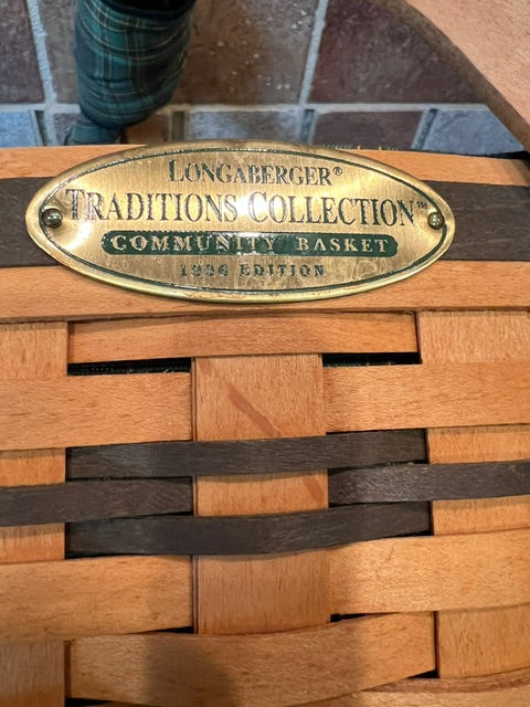 Longaberger 1996 Traditions Collection Community Basket with Liner & Wood Lid